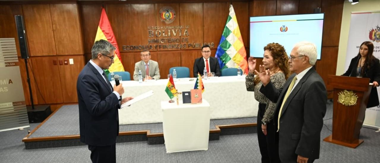 El ministro de Economía posesiona a nuevas autoridades para transformar el sistema financiero y fortalecer la competitividad logística del país